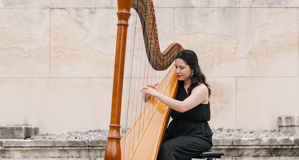 Lydia Villarreal plays the harp