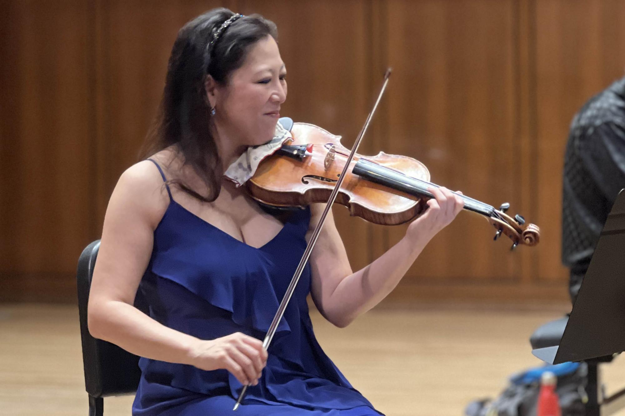 Sandy Yamamoto playing the violin