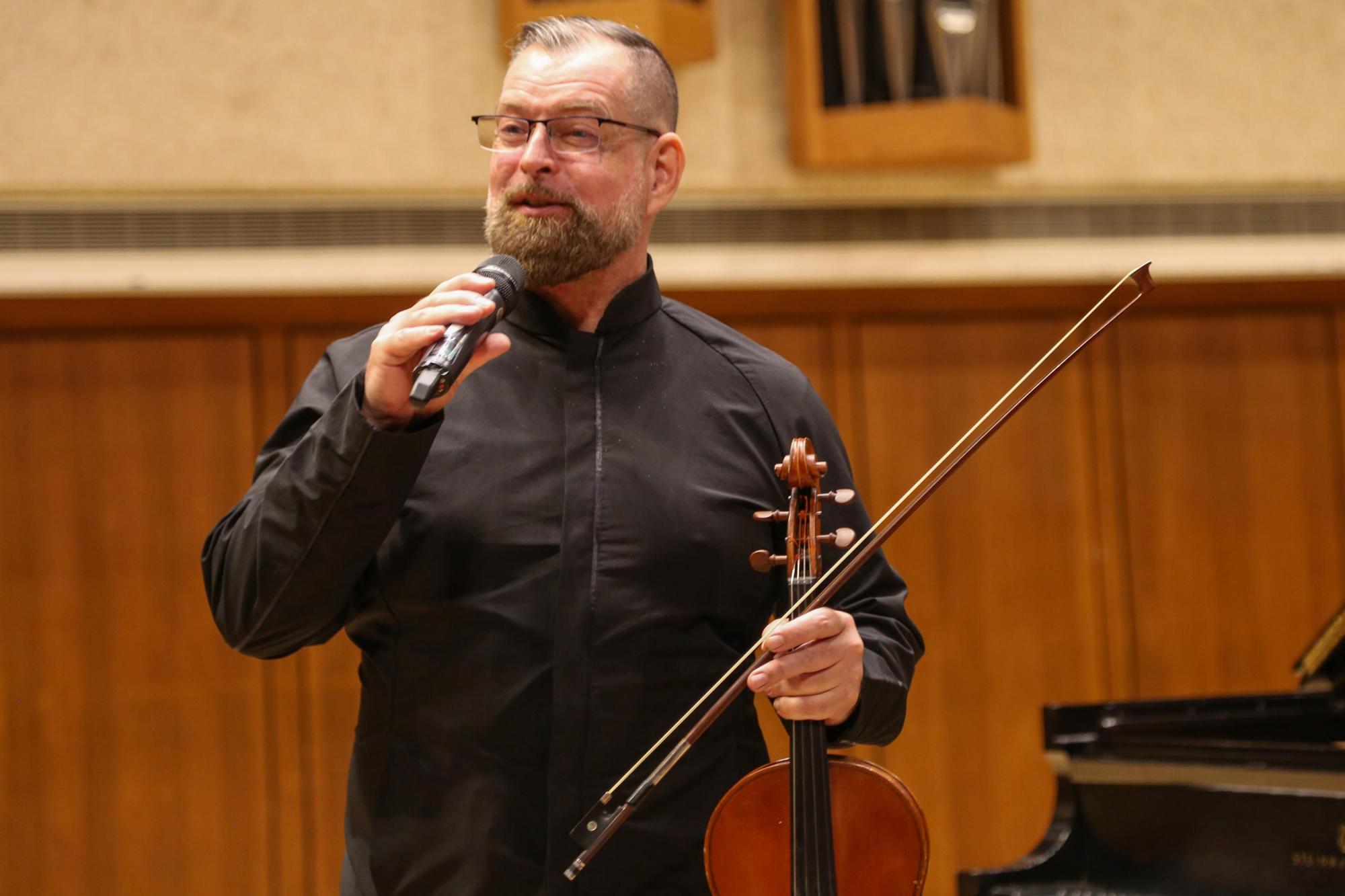 Miro quartet  violist, John Largess speaks on stage