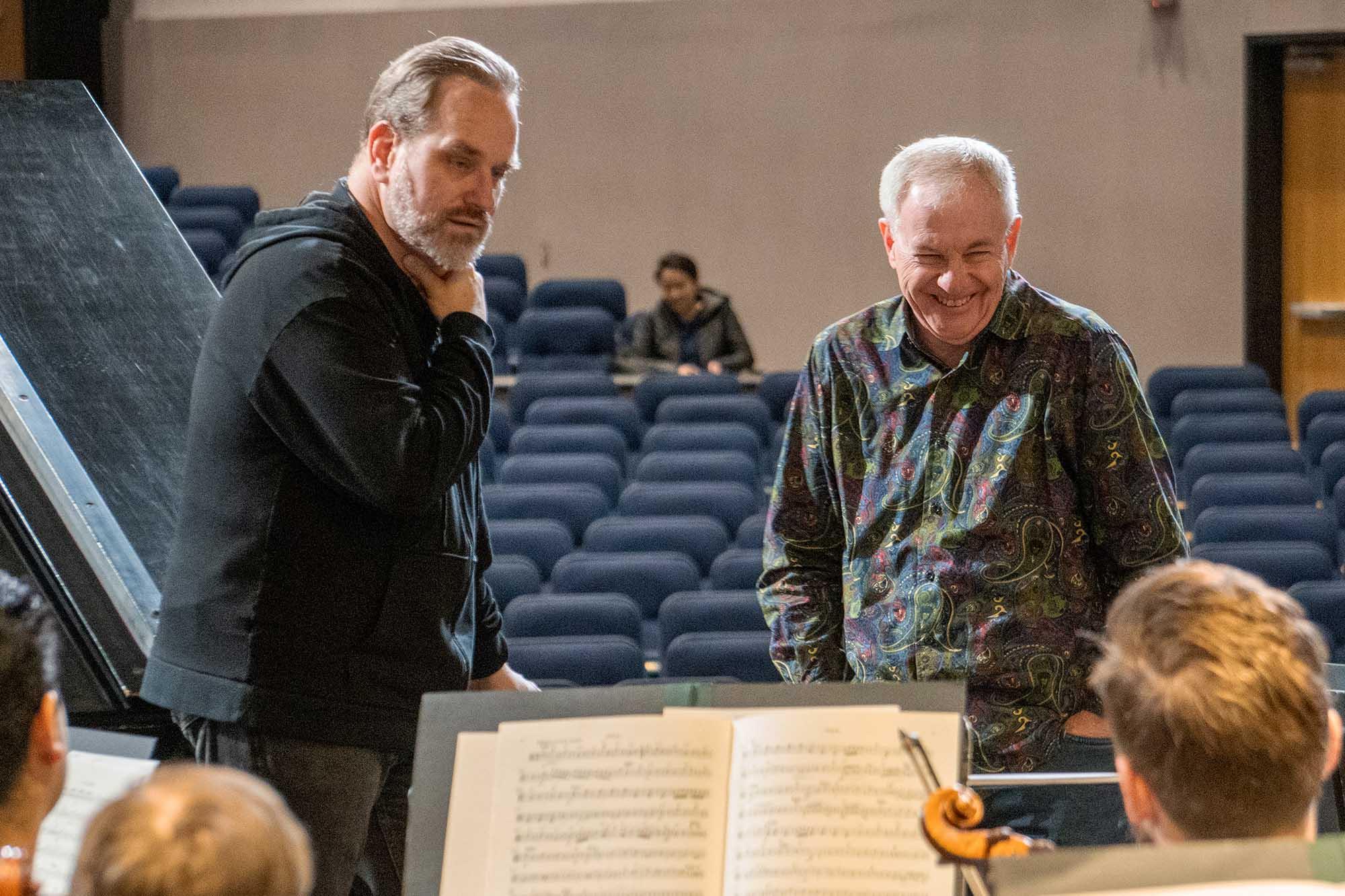 Anton Nel Playing laughing on stage with conductor Stefan Sanders