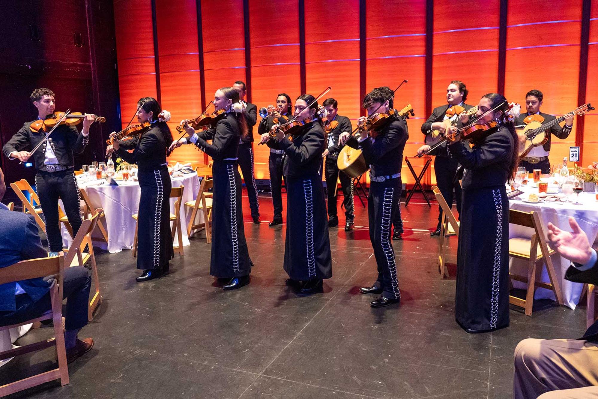 Mariachi Paredes de Tejastitlán performing
