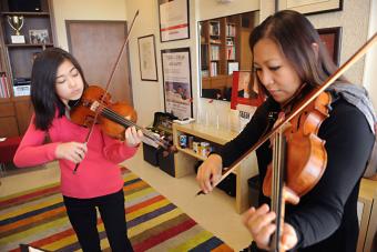 Sandy Yamamoto teaching a violin lesson