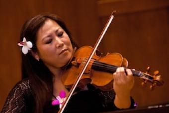 Sandy Yamamoto playing violin