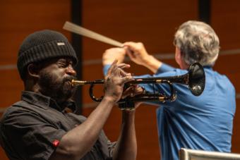 Giveton Gelin playing the trumpet on stage