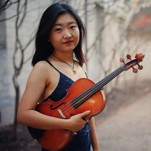 a headshot of Jingyi Song with her viola