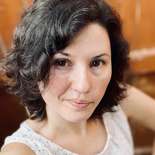 a headshot of Hannah Neuhauser