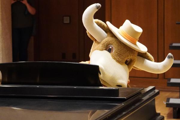 Hook'Em playing piano 