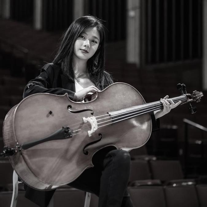 a headshot of Selina Xu with her cello.