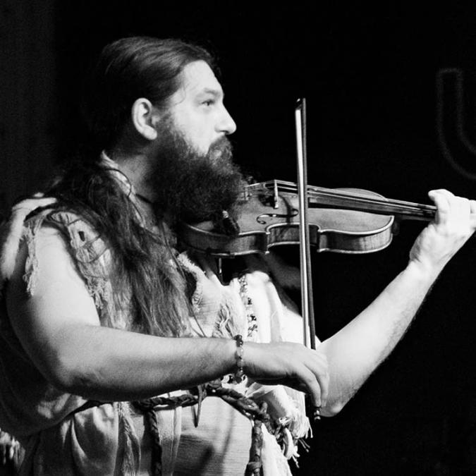 Feherlo Scheibel plays a violin on stage