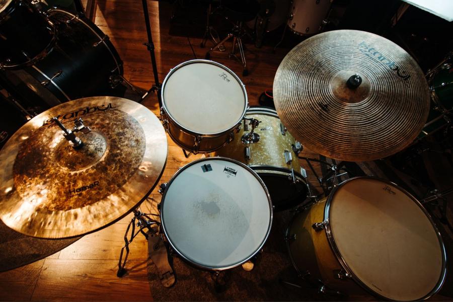 A top down view of a jazz drum set. 