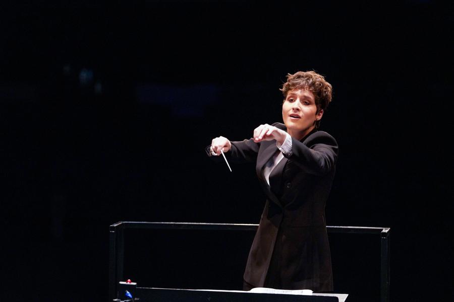 Tamara Dworetz conducts an orchestra.