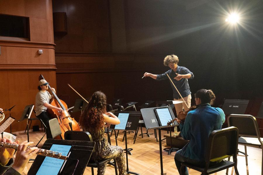 Zongheng Zhang conducts the orchestra for the opera Le faucon