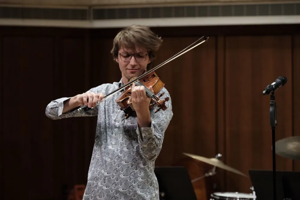 Wilhelm Magner playing viola on stage