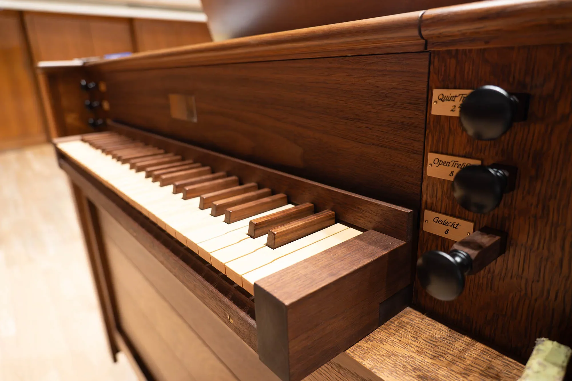 A small pipe organ