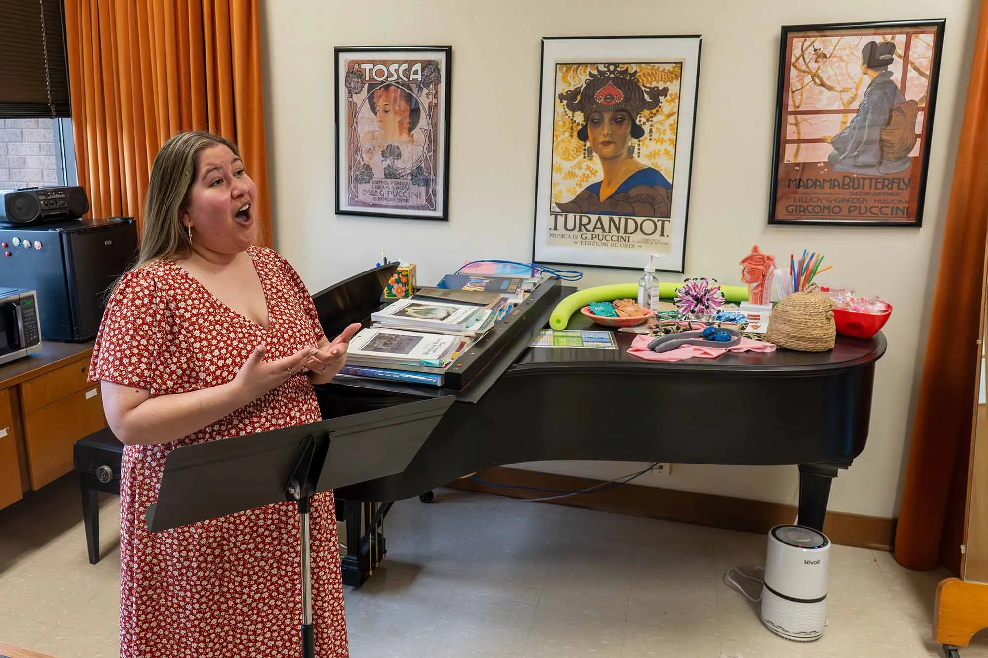 Liliana Guerrero singing with a piano in the background