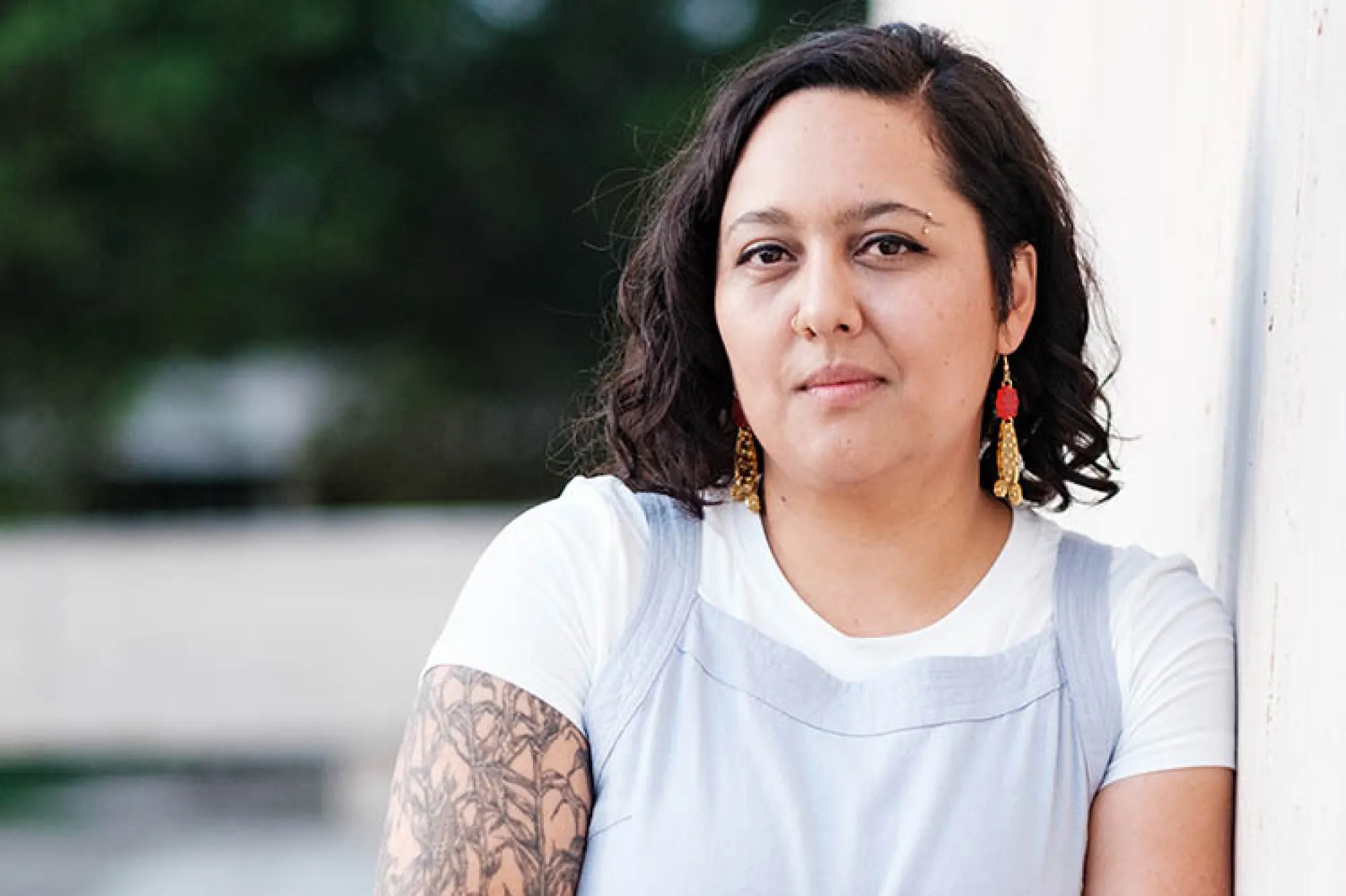  Mercedes Ale Payan Ramirez leaning against a wall