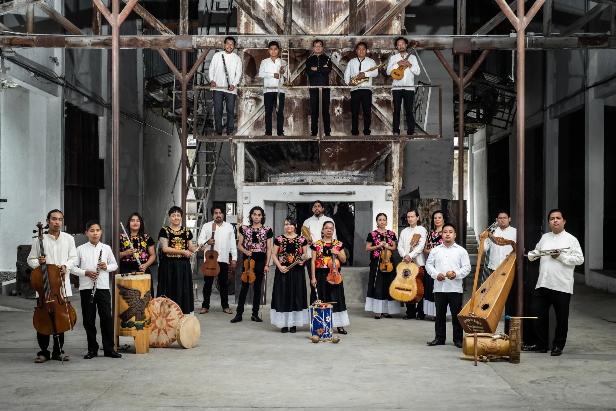 Mercedes Alejandra Payán Ramírez with lots of other musicians 