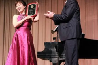 Hyeyoung Song receiving award