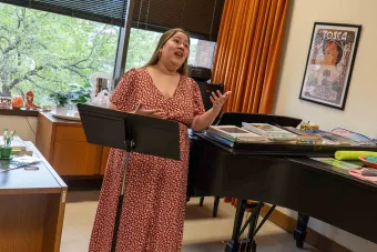 Liliana Guerrero singing with a piano in the background