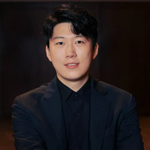 a headshot of YueQi Zhang