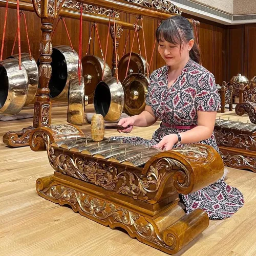 a headshot of Qifang Hu