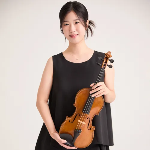 A headshot of Shun Lim with her violin