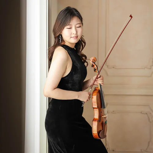 headshot of Alice Pak holding her violin 