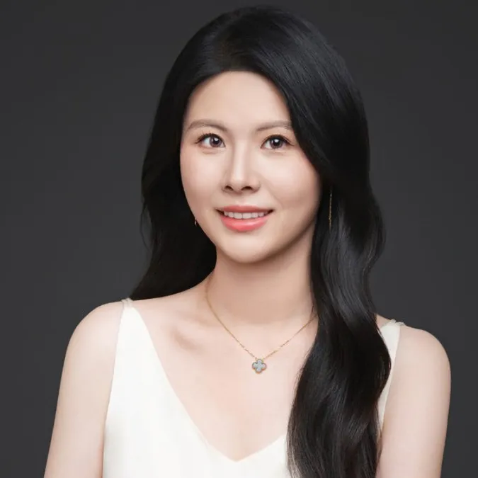 a headshot of Ziqi Wang