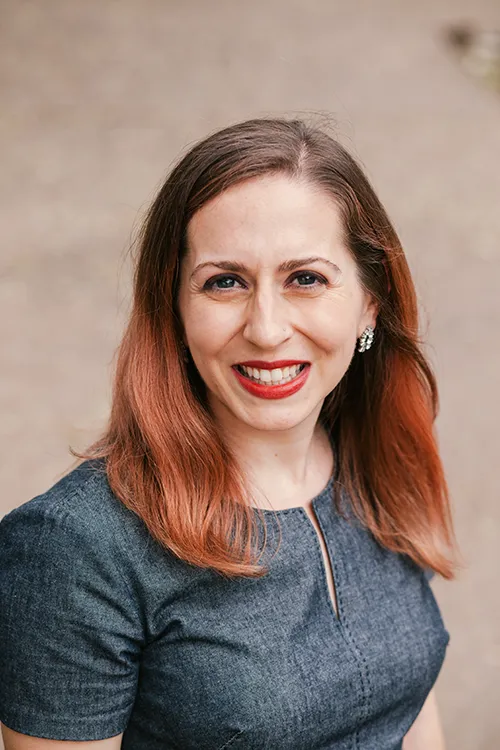 Hannah Lewis headshot