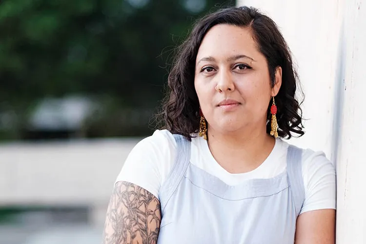 Mercedes Ale Payan Ramirez leaning against a wall